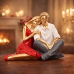 KAVIART Sitting Romantic Couple Statue | Synthetic Resin Love Figurine Showpiece for Home Décor, Bedroom, Living Room & Gift (Golden-Red)
